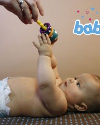 Baby greift Spielzeug